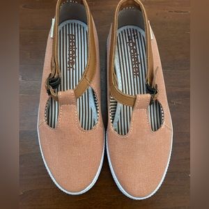 Pointer Peachy orange maryjane buckle sneaker size 35/4